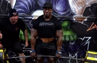 Joe Mackey Crushes a 412.8-Kilogram (910...